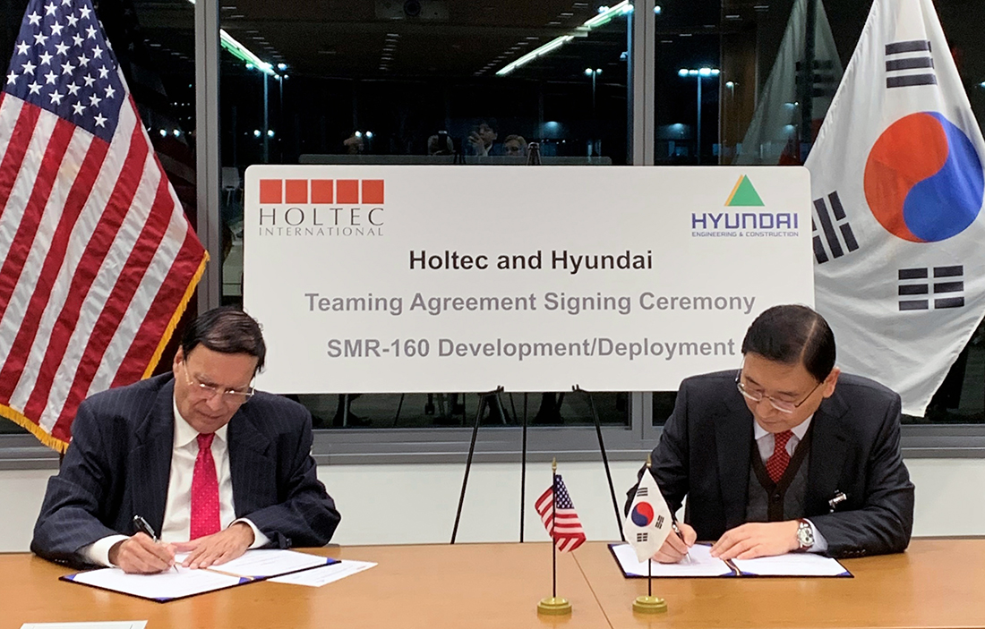 왼쪽부터 홀텍社 크리스 싱 CEO, 현대건설 윤영준 사장이 사업 협력 계약(Teaming Agreement)          서명을 하고 있다.
